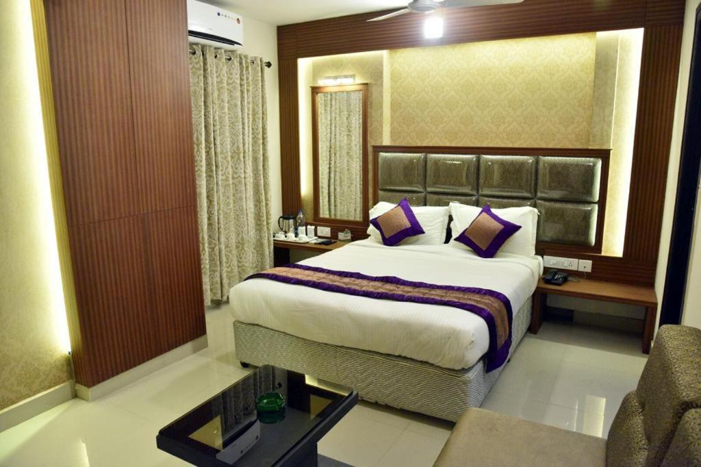 Pine Tree Boutique Hotel Chennai Exteriör bild